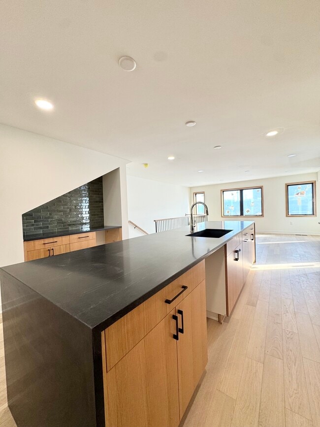 Building Photo - 537 E 19th St