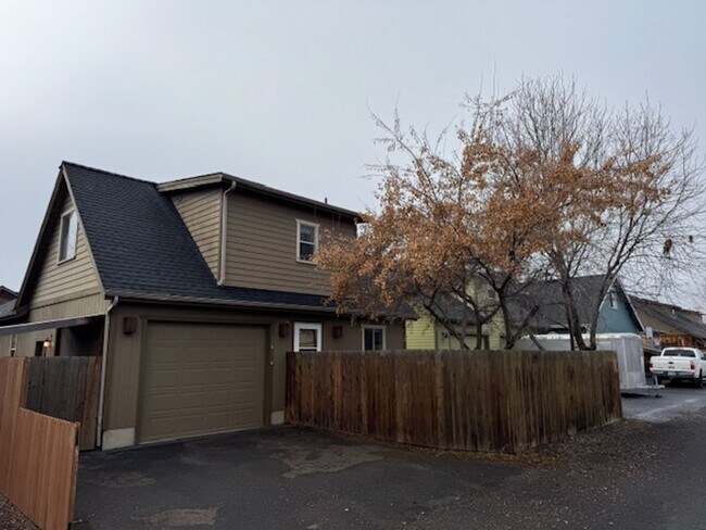 Building Photo - Custom 3-Bedroom with Fenced Yard in heart of Sisters!