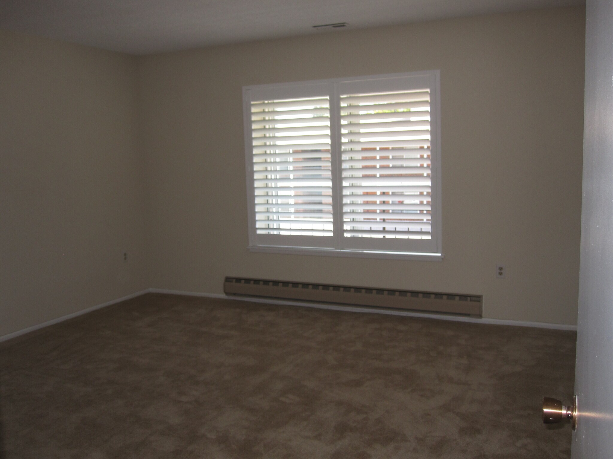 Building Photo - 15300 Wallbrook Ct