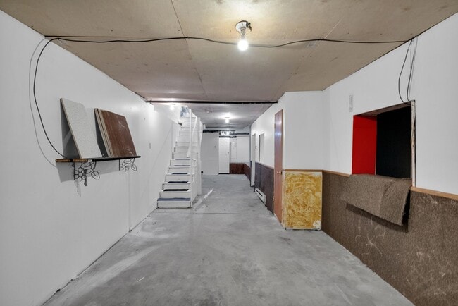 Building Photo - Spacious 5-Bed Renovated Home with Modern ...