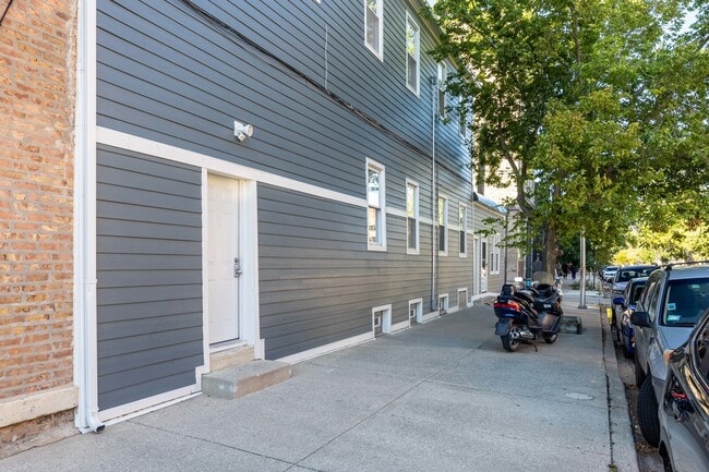 Primary Photo - 1900 S Throop St