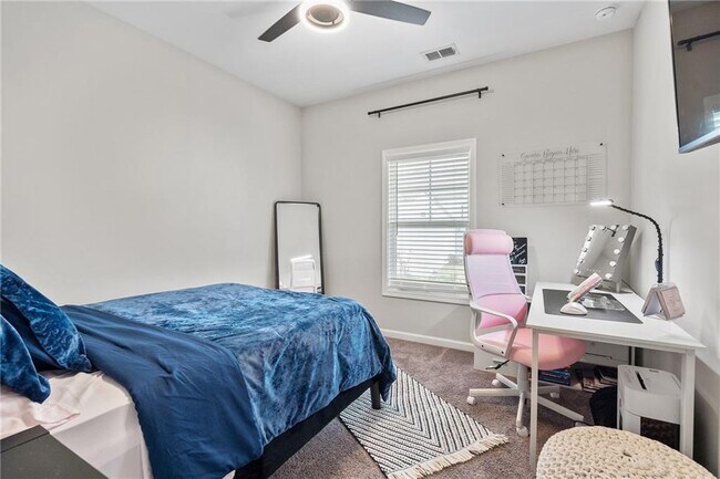 Building Photo - 2047 Drew Dr