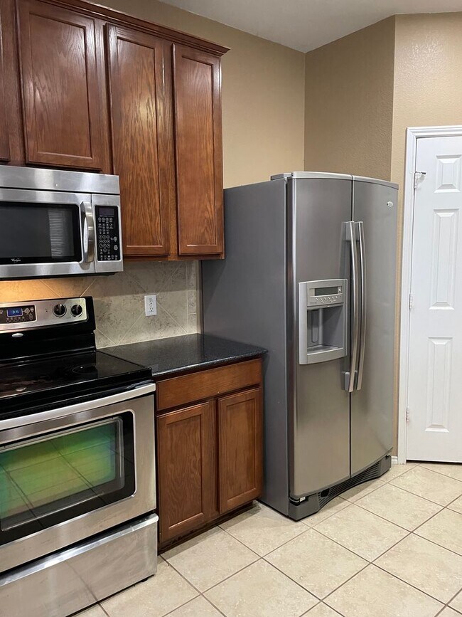 Building Photo - Available Now! Spacious & Well-Maintained ...