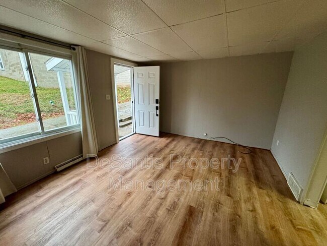 Building Photo - 474 Spang Ave