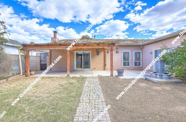 Building Photo - Updated 3 Bedroom, 2 Bathroom, 2 Car Garag...