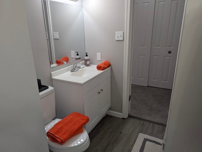 Building Photo - 38 River Bank Dr