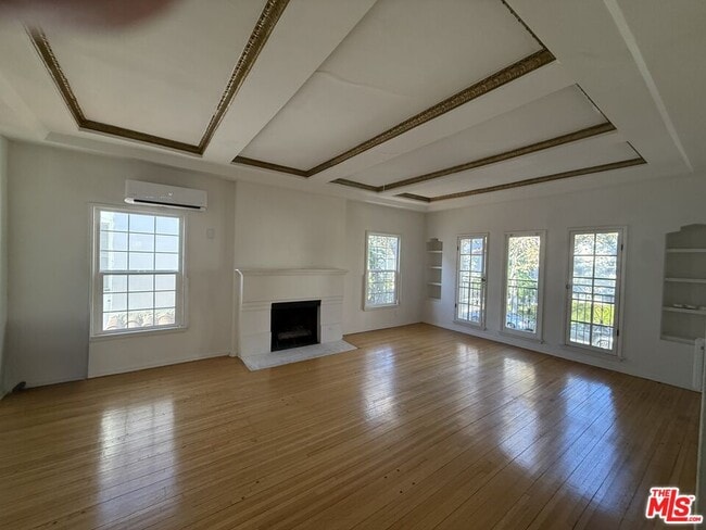 Building Photo - 211 S Arnaz Dr
