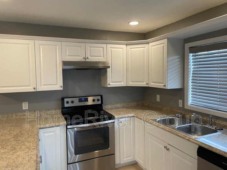 Building Photo - 15240 E Pond Woods Dr