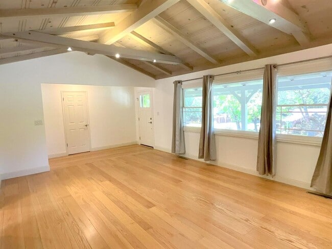 Building Photo - TOP LOCATION & TOP SCHOOLS ! Remodeled SAR...