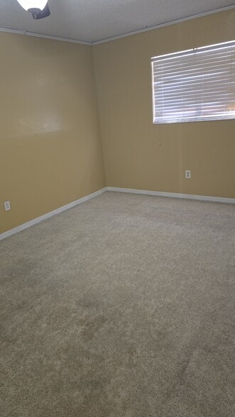 Building Photo - 819 E Rosewood Ln