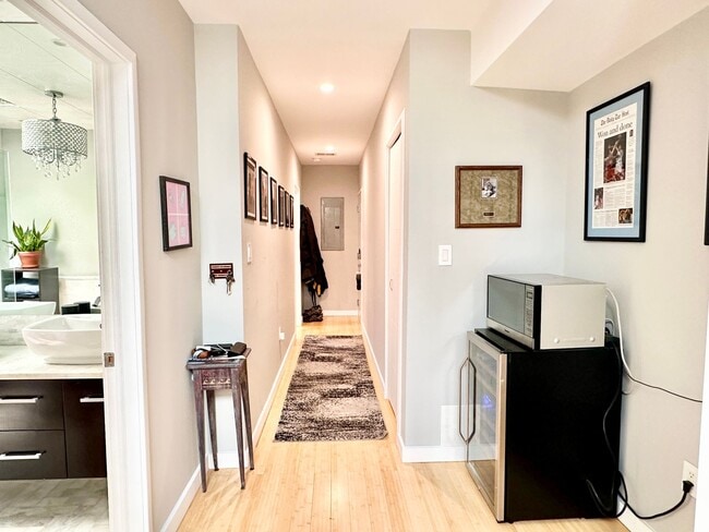 Building Photo - 2 Bedroom with Parking and Pets Welcome!