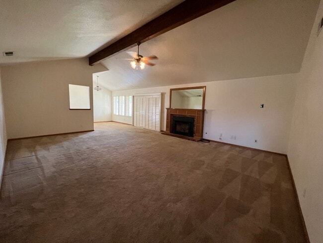 Building Photo - Discover the Jewel of Madera 4-bedroom 3-bath
