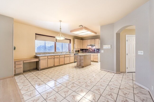 Building Photo - 3 Bed room Pool home in Desert Shores