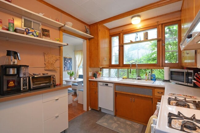 Building Photo - Mid-Century Charm and Comfort with a Sauna!