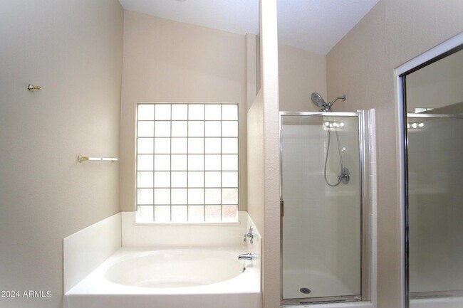 Building Photo - 1130 W Raven Dr