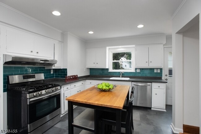 Building Photo - 170 Carteret St