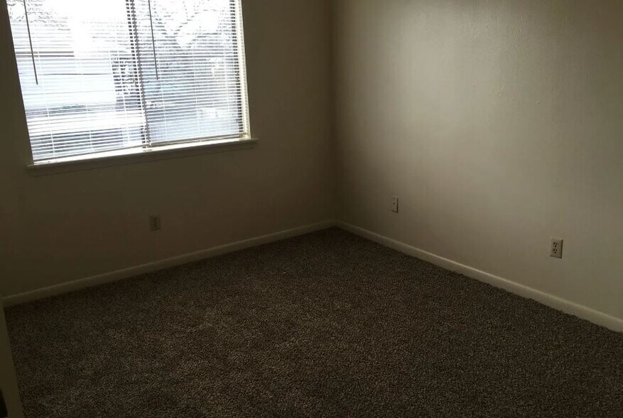 Building Photo - 2411 Pedernales Dr