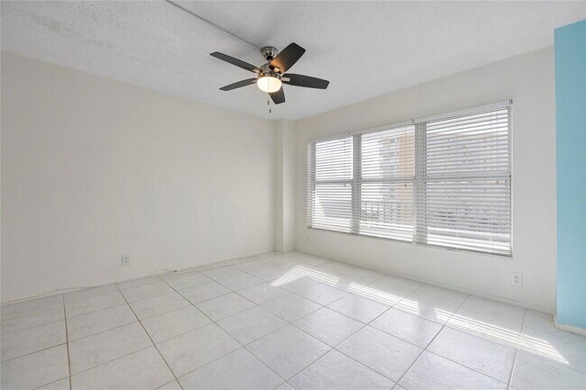 Building Photo - 405 N Ocean Blvd