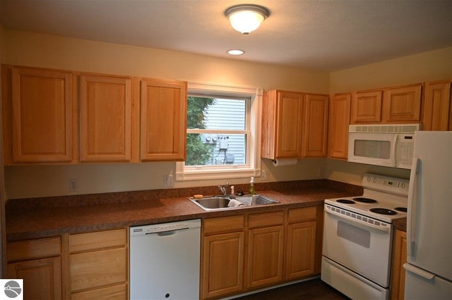 Building Photo - 713 Lake Ave