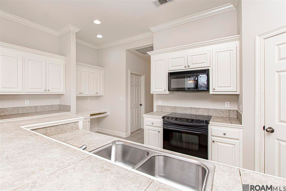 Building Photo - 9015 Westlake Ave