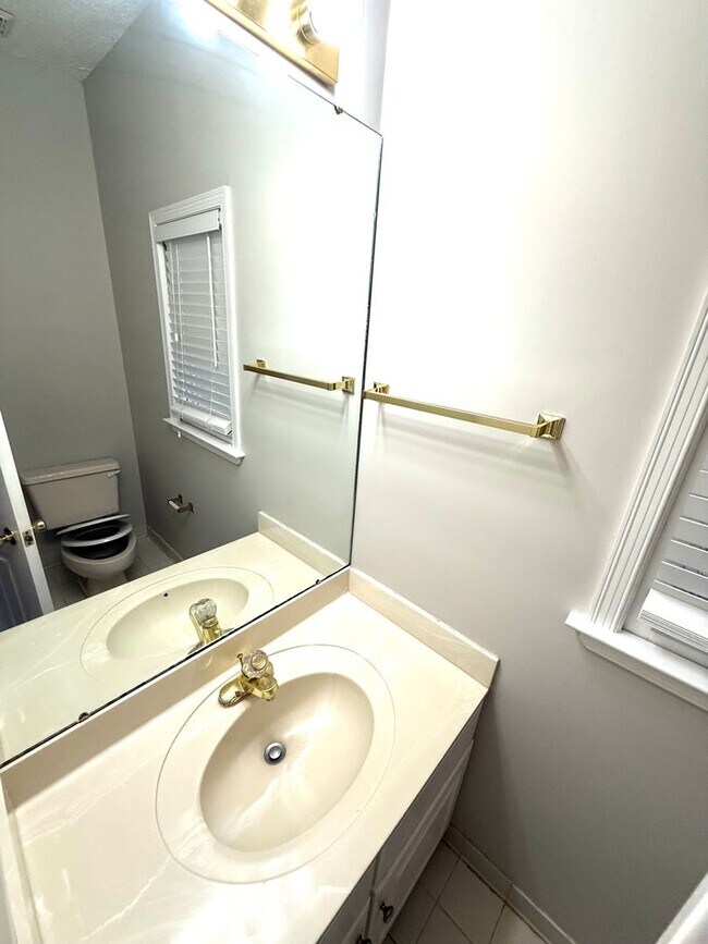 Building Photo - ** 4 bed 2.5 bath located in Sturbridge in...