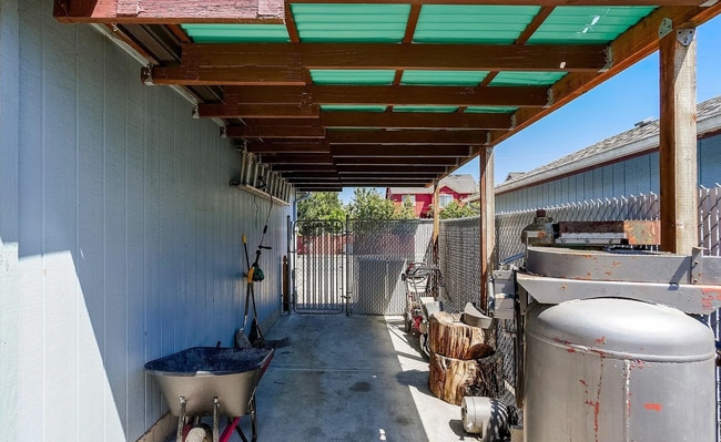 Building Photo - 122 Goldfish Farm Rd SE