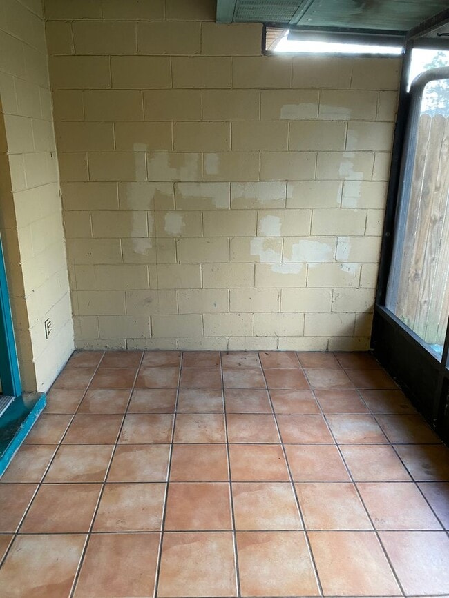 Building Photo - Spacious 3 bedroom, 2 bathrooms multiplex unit. 2 story in Alafaya