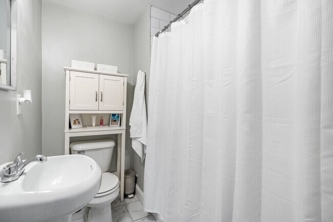 Building Photo - 473 E 5th St