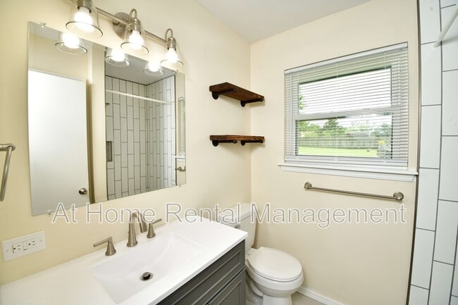 Building Photo - 401 N Fir Pl