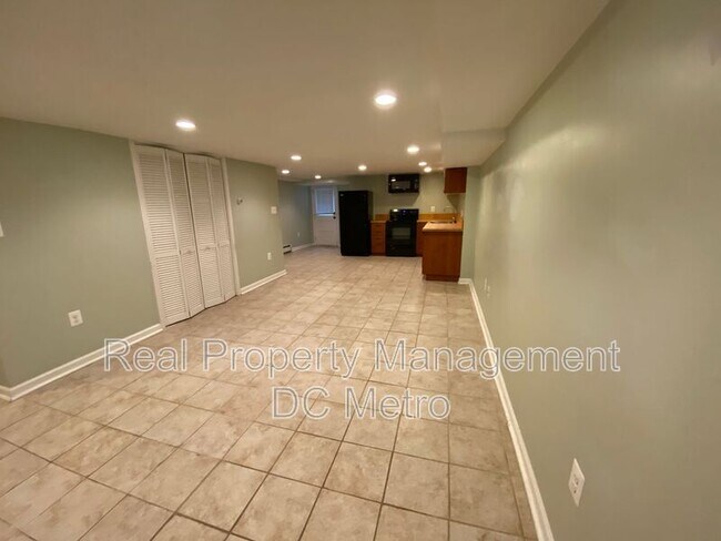 Building Photo - 813 10th St NE