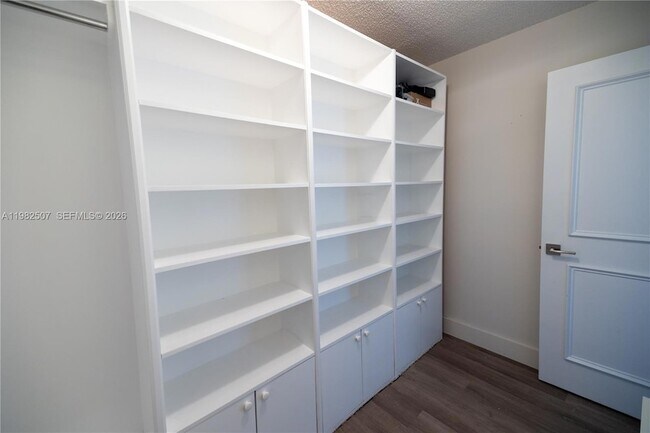 Building Photo - 2000 Towerside Terrace