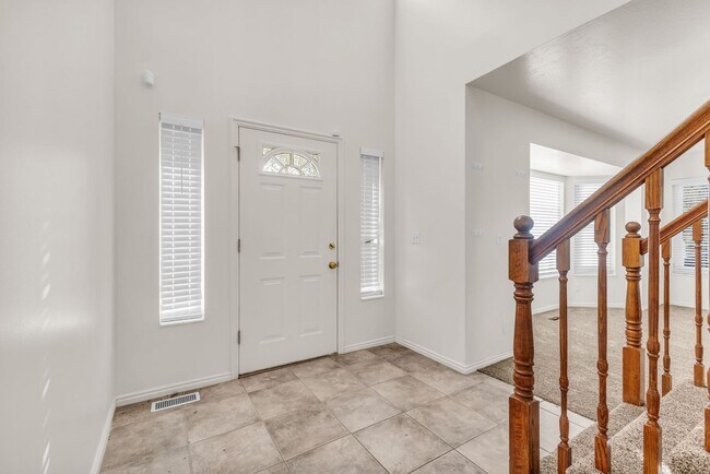 Building Photo - 5BR Sandy Home w/ NEW Flooring, Huge Basement & Large Backyard