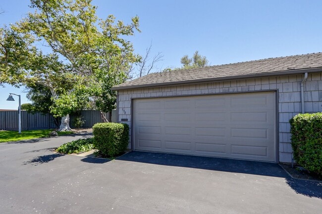 Building Photo - 3 Bed / 2.5 Bath light and spacious townho...