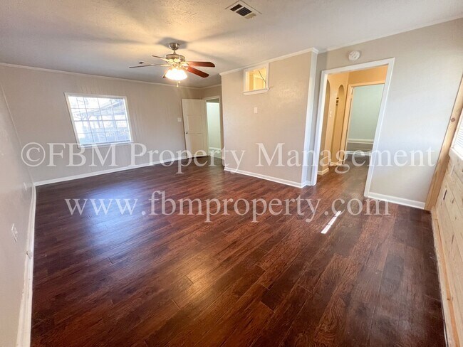 Building Photo - 1204 Williamsburg Dr