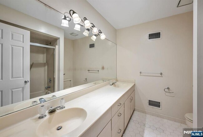 Building Photo - 43 Forsgate Ct