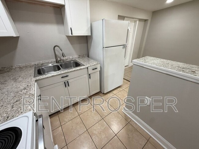 Building Photo - 1192 Maxey Dr