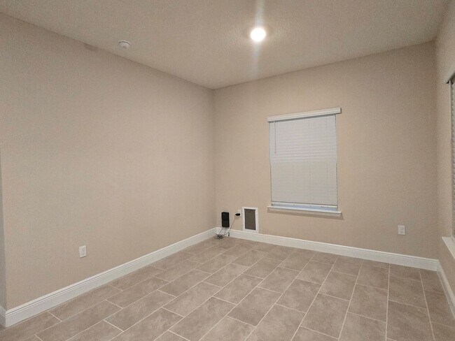 Building Photo - Welcome to the beautiful Finley Woods comm...