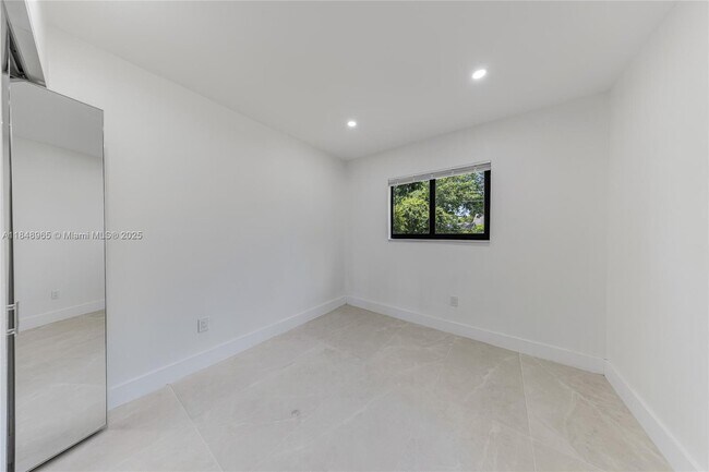 Building Photo - 1043 NW 48th St