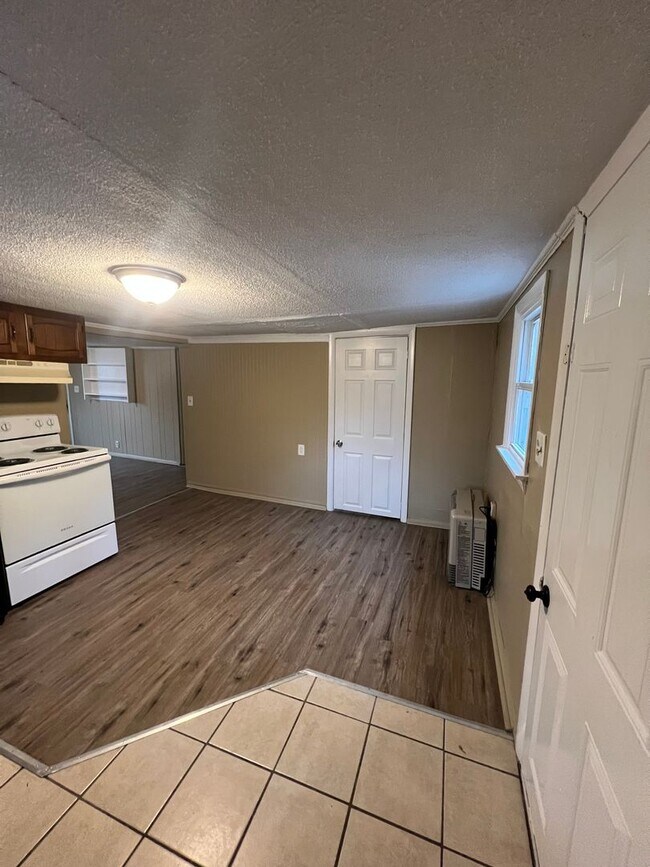 Building Photo - 16 Western Ave