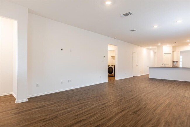 Building Photo - 175 Silver Springs Bend