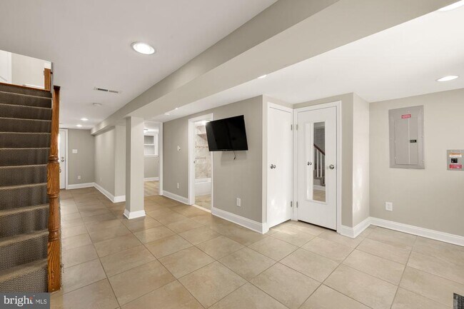 Building Photo - 912 I St NE