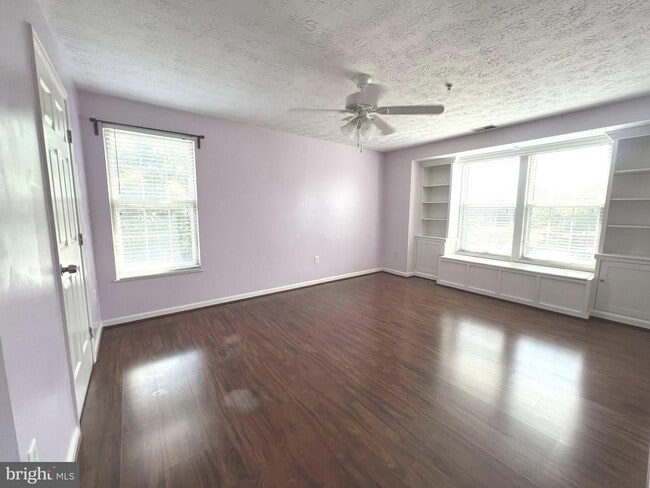 Building Photo - Beautiful 2bd 2bth mid level condo featuri...