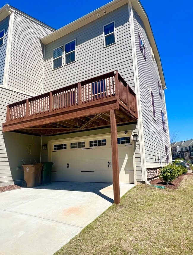 Building Photo - Beautiful End-Unit Townhome