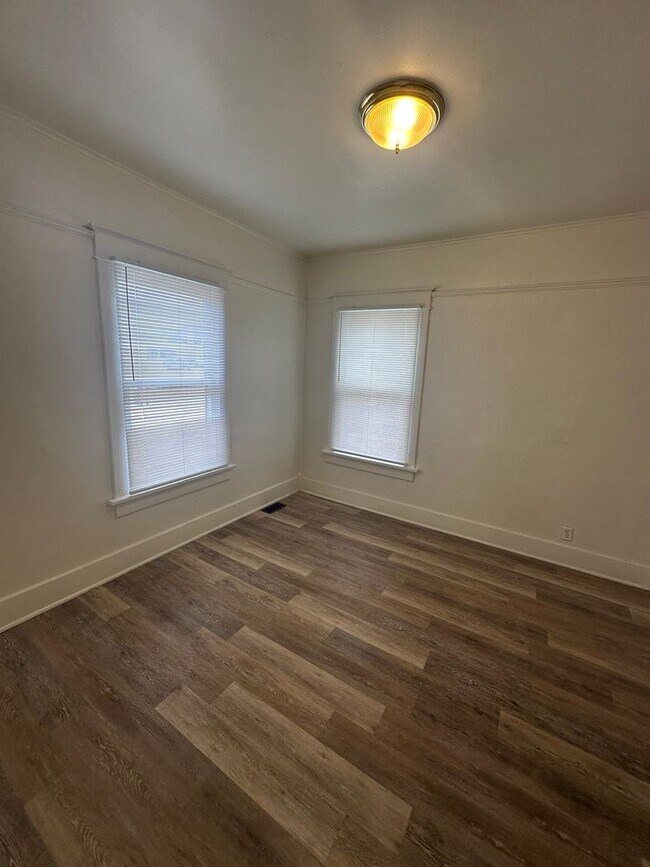 Building Photo - Charming 2 Bedroom House available NOW!