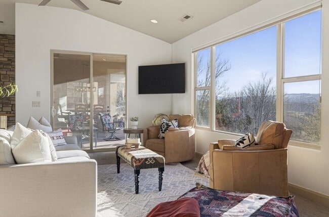 Building Photo - VIEWS AND FURNISHED