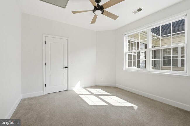 Building Photo - 13940 Greendale Dr