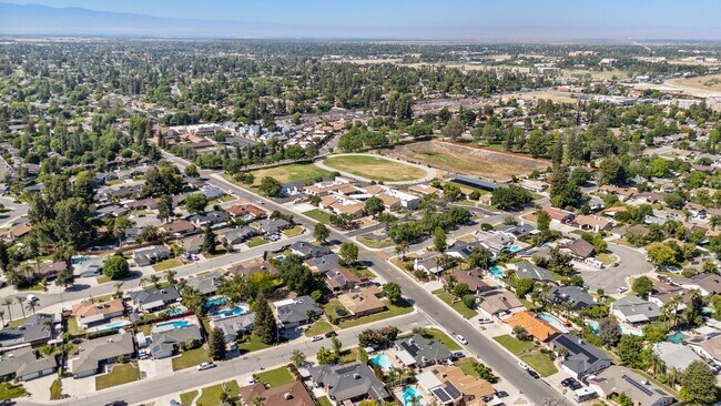 Building Photo - 605 N El Rio Dr