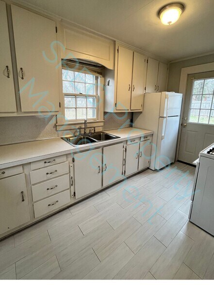 Building Photo - 607 N James St