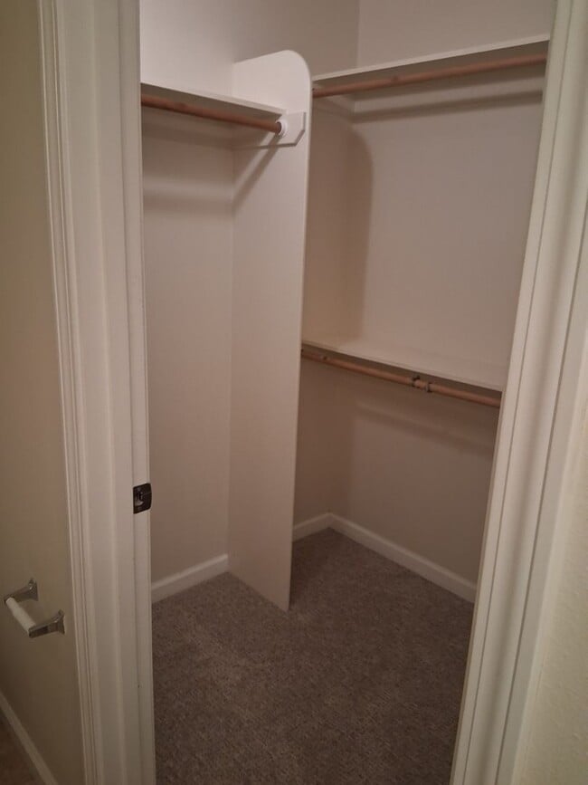 Building Photo - Cute, clean 2 bedroom upstairs apartment with patio.