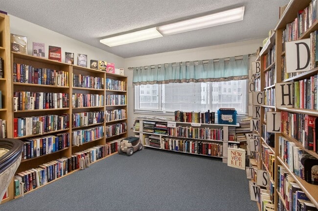 Building Photo - Stunning Condo With Exclusive Bay Views!